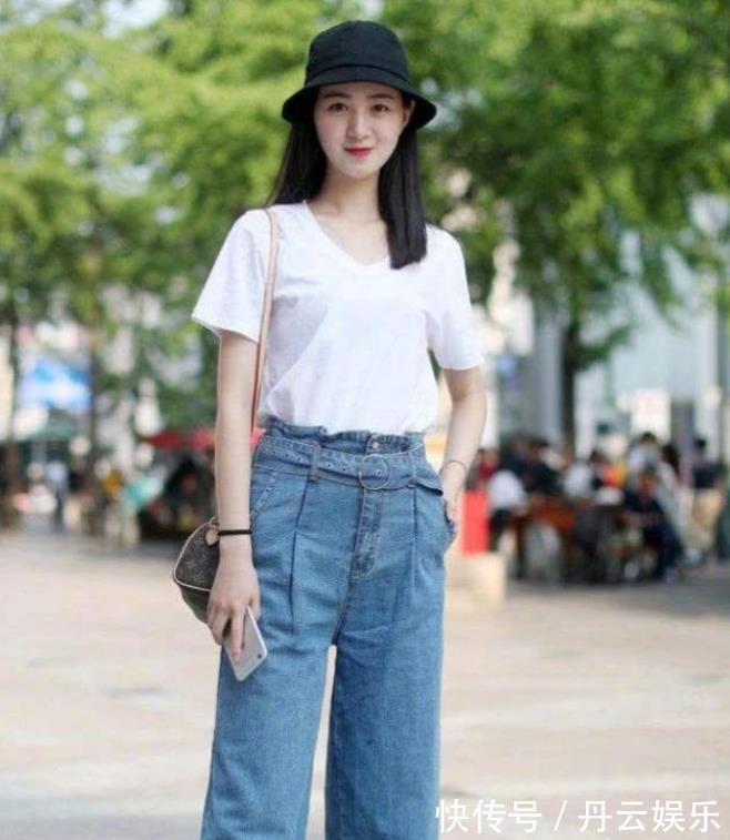 T恤 小美女白色T恤搭配上半身裙，既时尚又活泼，很显靓丽