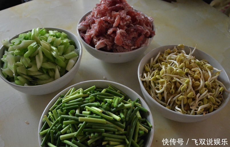 亲戚请吃饭，只招待1碗面，大家都嫌他小气，半小时后集体停不了