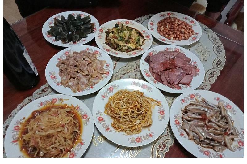 烧制成的糖醋蹄筋,不仅有黄亮鲜滑的观感,而且有筋韧软糯的口感