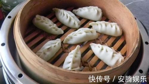 发面|蒸饺好吃有诀窍，学会这样做，皮儿软韧，馅儿鲜香，蒸一锅不够吃