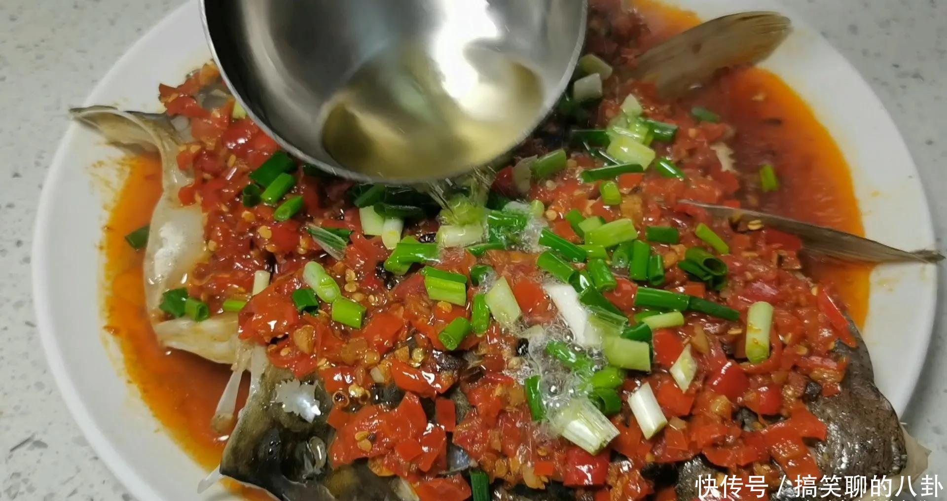 做剁椒鱼头,直接上锅蒸就错了,先做一腌一炒,鱼头鲜香还入味