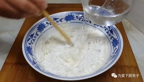 面团|烙饼这样做才好吃，开水一烫，张张柔软又劲道，比手抓饼还好吃