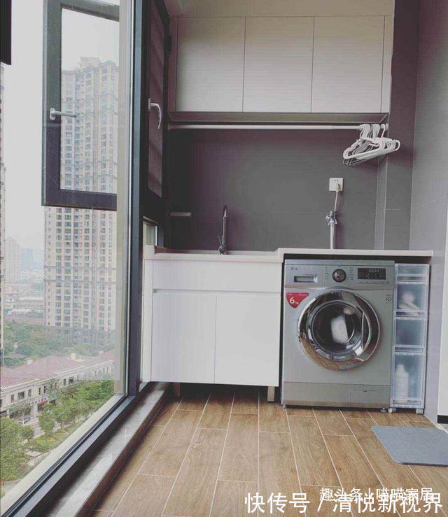 占地方|阳台别装传统晾衣架了，现在流行装这种，方便实用，还不占地方