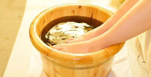 鱼肉|“延缓衰老”9种行为,多喝水第7,泡脚第4,第1很多人做不到?