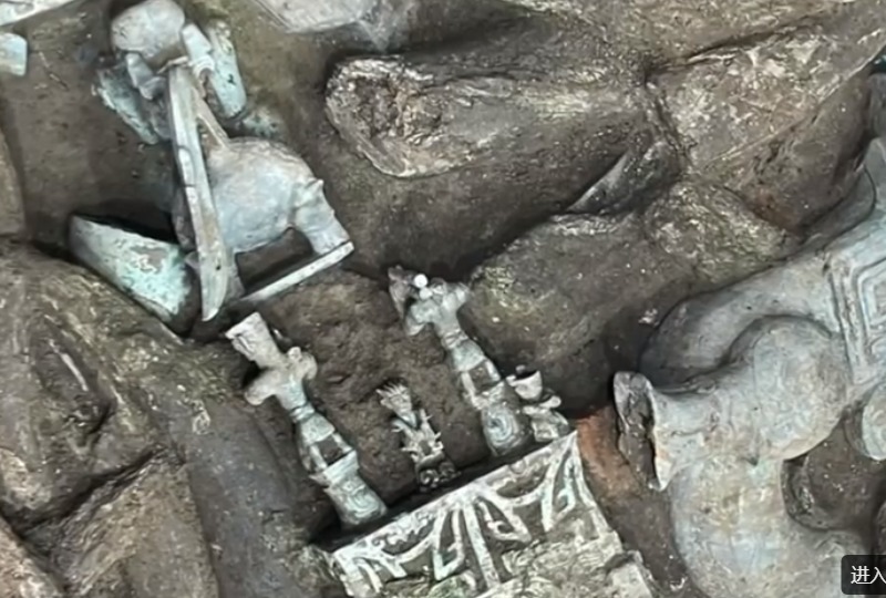 良渚玉琮|三星堆发现一个玉琮,上面的神树图案,揭开了它的使用之谜