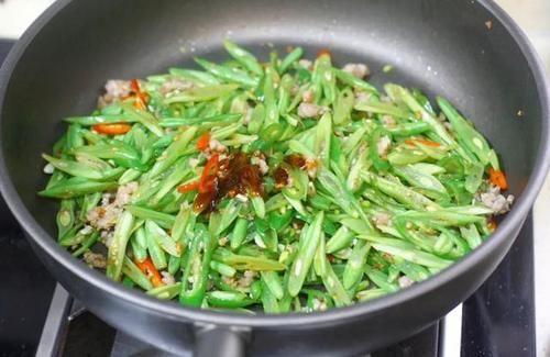 冬天，多给家人吃这菜，每天炒一盘，营养互补，美味又解馋