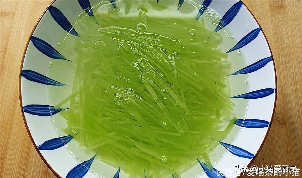 做法|教你不一样的棒棒鸡制作方法，做法简单，成菜咸香微辣，爽口好吃