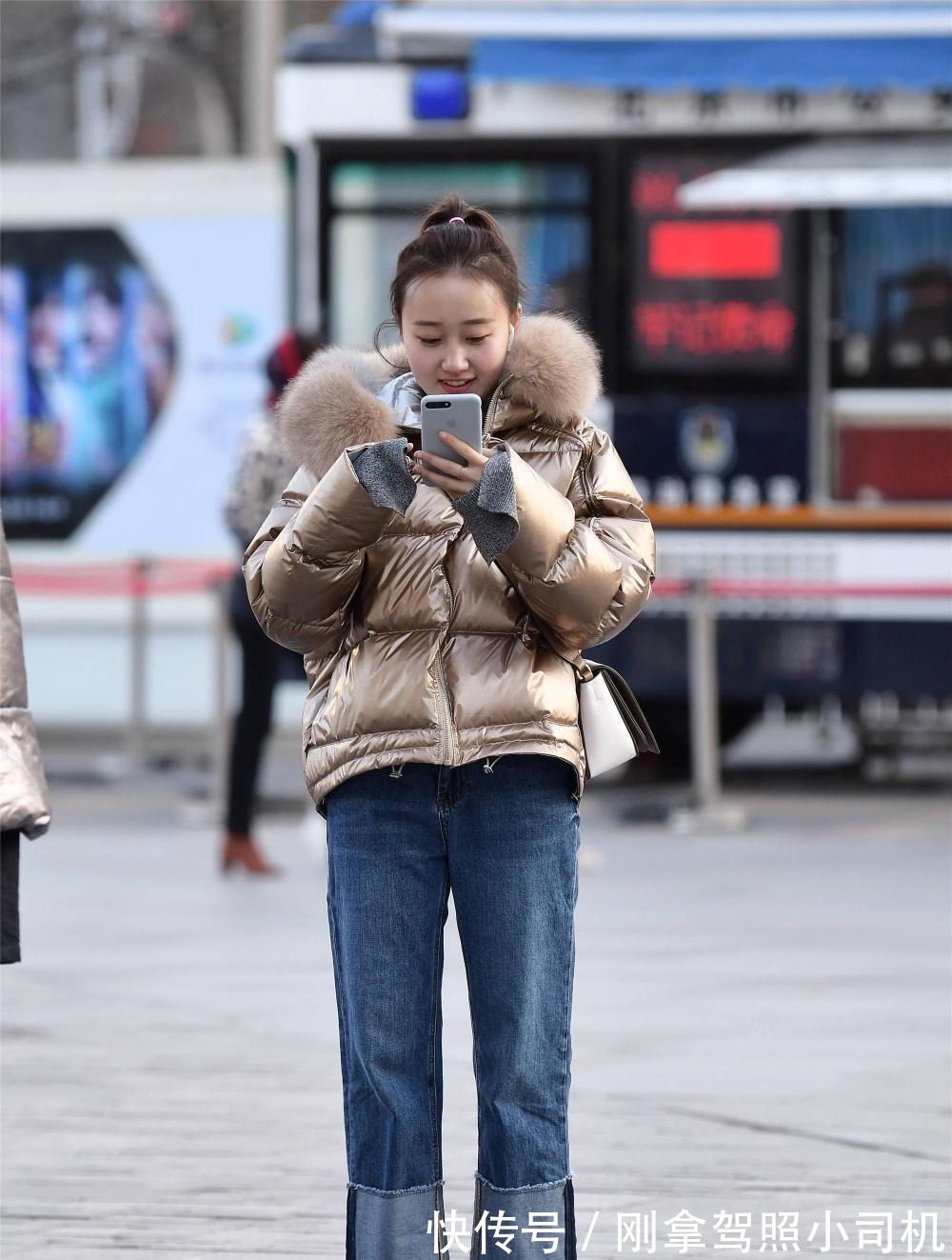 牛仔裤 冬天穿牛仔裤要不要搭配一双长靴, 时尚姑娘会给出你不同答案!