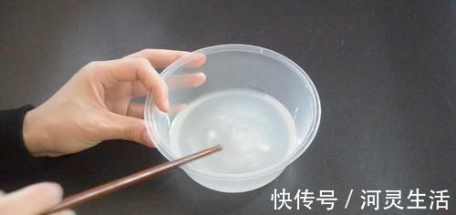 塑料打包盒不要扔, 放在卫生间里有大用处, 能帮家里省下不少钱