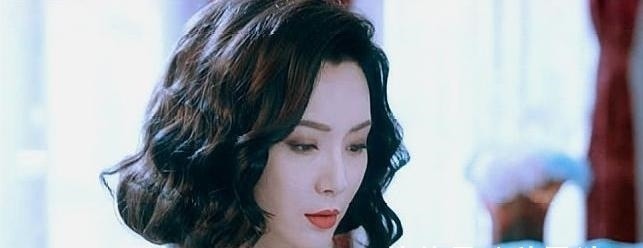 弧度 女人过了35岁,剪短发减龄还不够,烫这几款发型更显优雅年轻