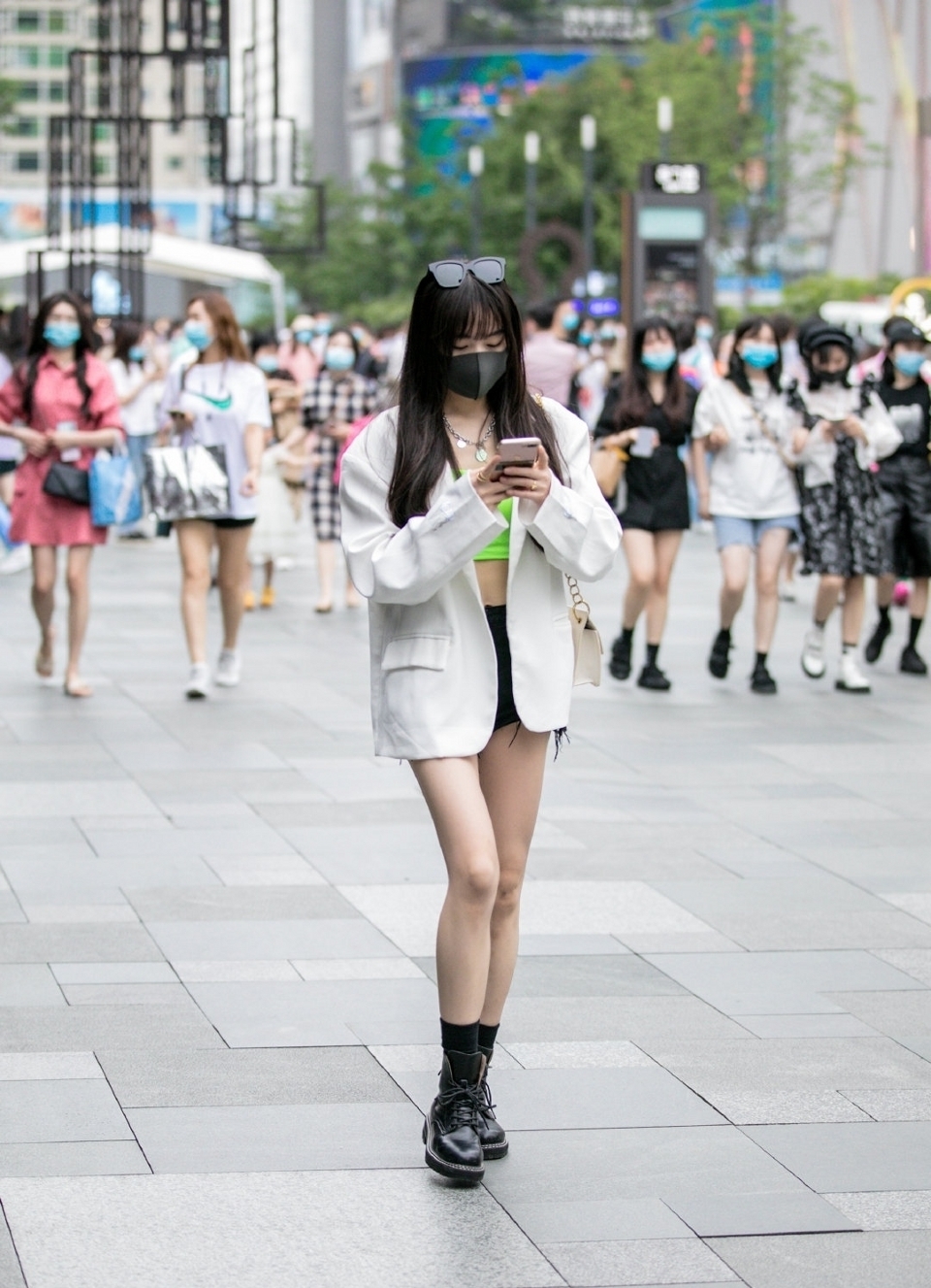 路人街拍,时尚的瑜伽裤搭配,可以让身材更加有型