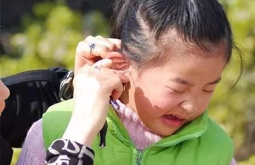 医院|4岁女儿总要妈妈帮挖耳朵,但也挖不出东西,去了医院才真相大白