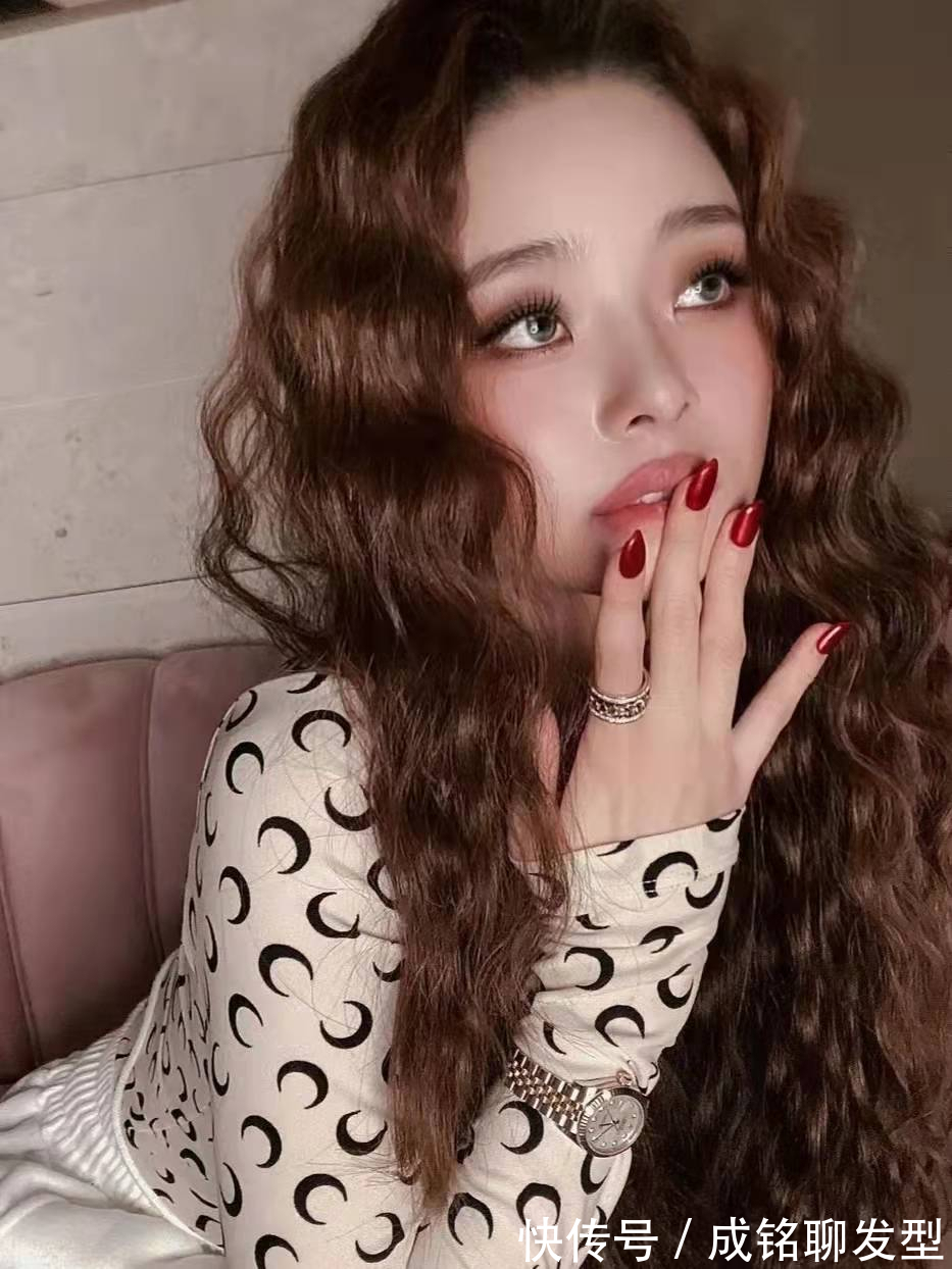 脸大 有这三个特征的女人,千万别烫这种全头烫卷发,土气显老还显脸大