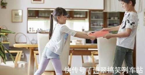 头胎|头胎双胞胎女儿,二胎双胞胎儿子,出门姐姐抱弟弟,路人羡慕围观