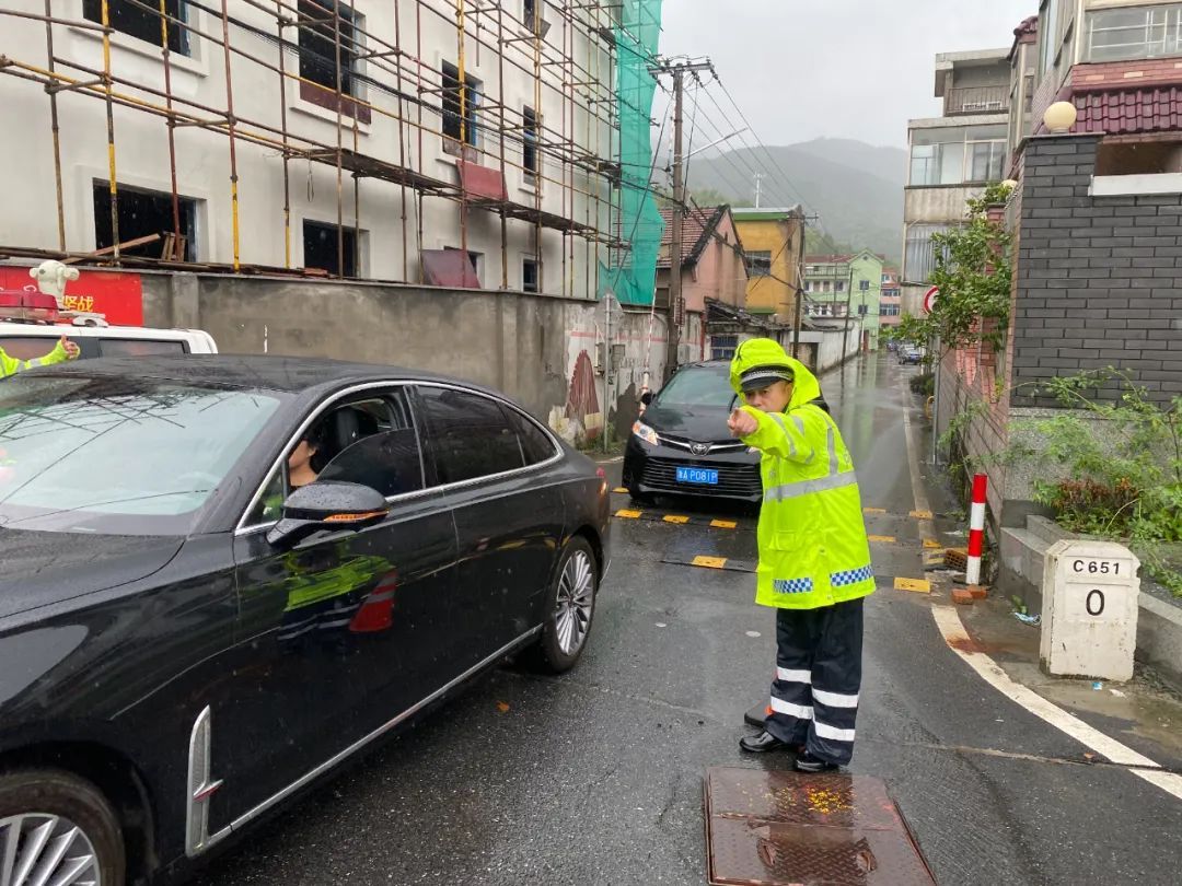 辅警|萧山一男子在水中泡了十几个小时，当他脱下鞋的瞬间让人泪目