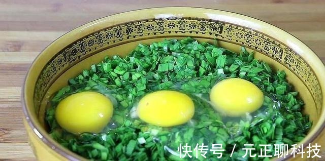 韭菜别炒着吃，加3个鸡蛋，教你1个新吃法，比吃肉还解馋