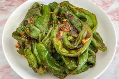 做虎皮青椒,先放油就错了,大厨教您一招,起皮又入味,还不油腻