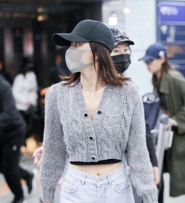 减龄 今年很流行“奶奶衫”,看似显老,穿上却很减龄,百搭不挑人