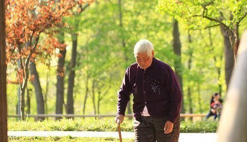 60岁后,无论男女,都应牢记不去三地,不睡三觉,不喝三酒