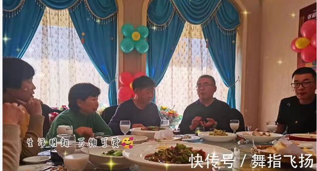 孟郊#杜新枝风风火火闯九江,回河南受粉丝隆重欢迎:送花送温暖送怀抱