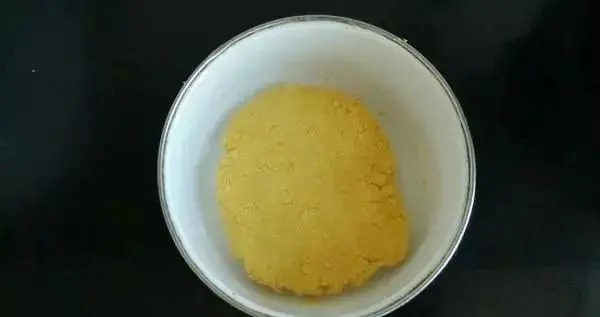 蚯蚓钓鱼难上钩?教你面粉做饵料,50米通杀鲫鲤草,30年难求