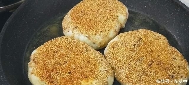 芝麻烧饼这样做真香,不揉不擀面,更不用调油酥,出锅一盘不够吃