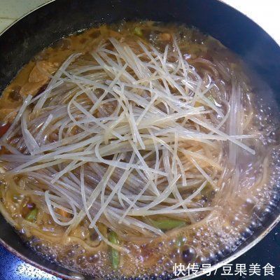 家常菜|方便简单家常菜土豆豆角炖肉，让你吃了还想吃