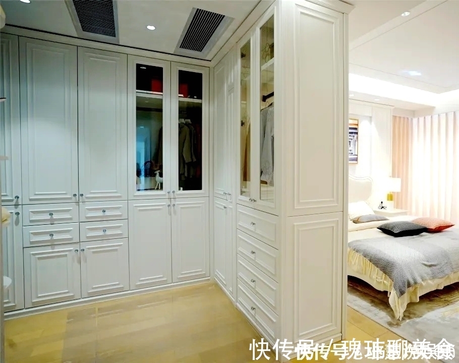 柜门|卧室衣帽间怎么装，不必腾出一个房间来弄，利用好卧室角落就够了