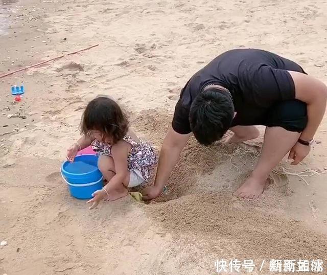 我是谁|“佛系爸爸”带女儿玩沙子,亲手给女儿挖坑,网友是亲爹吗