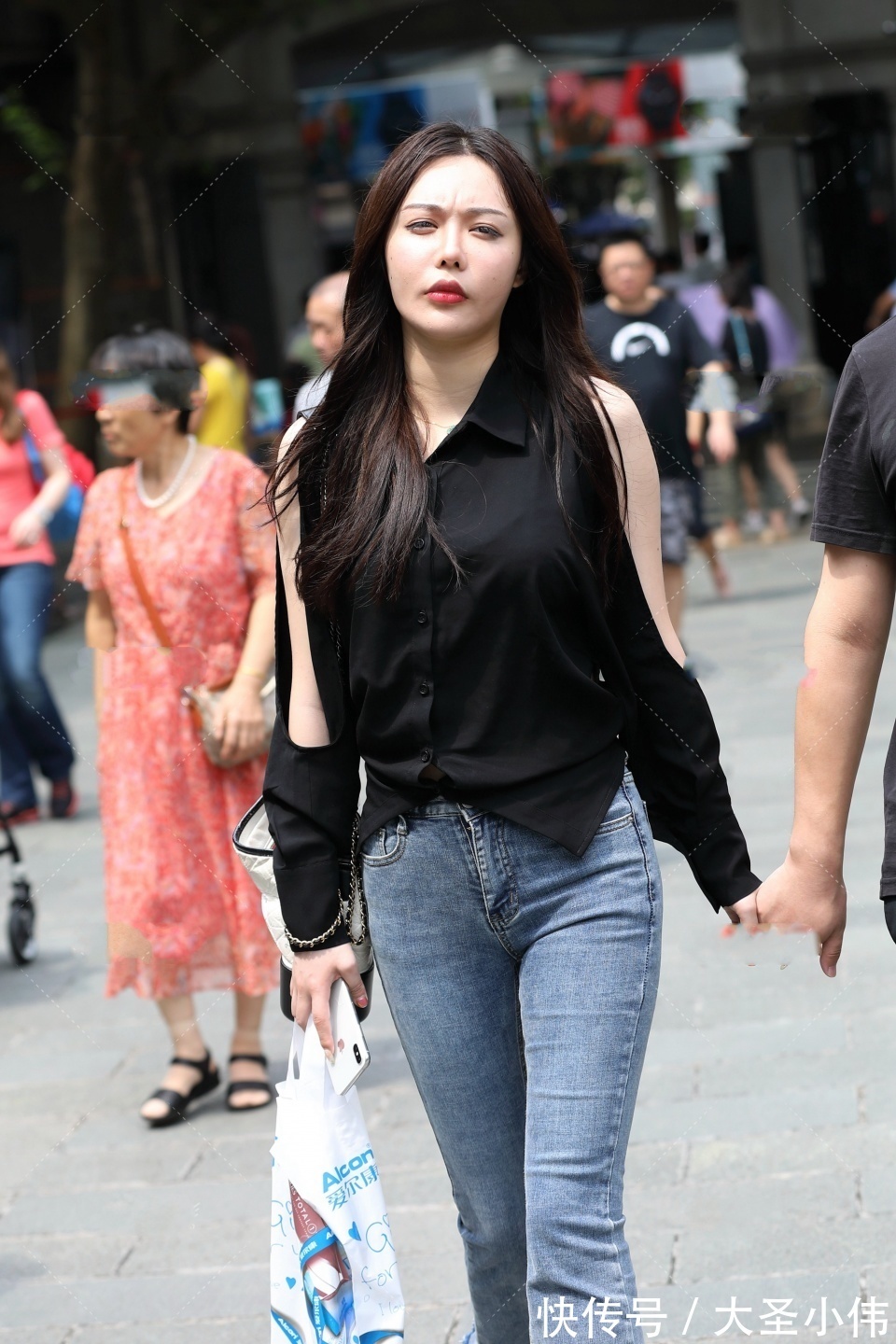 衬衫|美女街拍：非常有魅力的气质美女，时尚慵懒的穿搭，给人一种清爽舒服的感觉