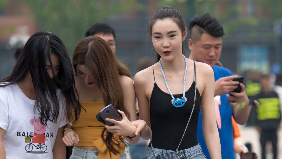 绑带背心 小姐姐的绑带背心显得她更加高挑! 网友: 没有长处莫撩她