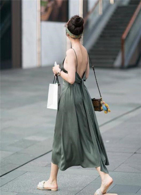 街拍长发美女气质温婉,长发飘飘,美丽动人