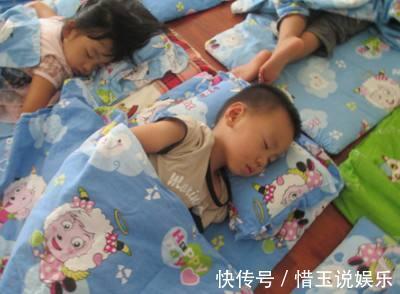 牛仔类|探望完幼儿园午睡场景后,告诫各位宝妈别再给孩子买这样的衣服!