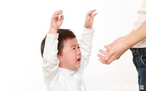 女儿|“妈妈,躲猫猫”,宝妈玩游戏不配合,2岁女儿抬起手臂咬了一口