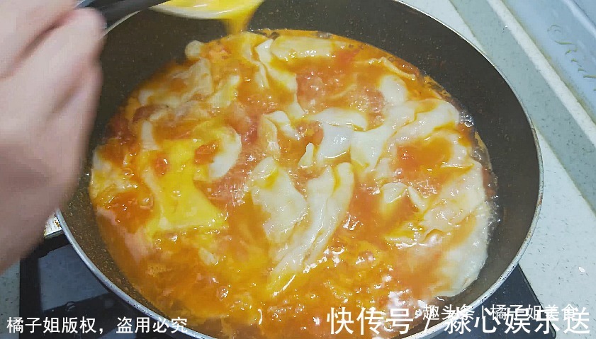 西红柿|面片新做法,根本不用擀面,一扯一拉就做好,鲜美可口太过瘾了