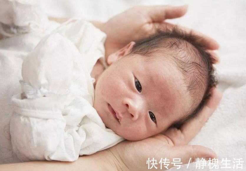 脚心|新生儿宝宝哇哇哭,是因为剪脐带痛吗?医生弹了下宝宝脚心笑了