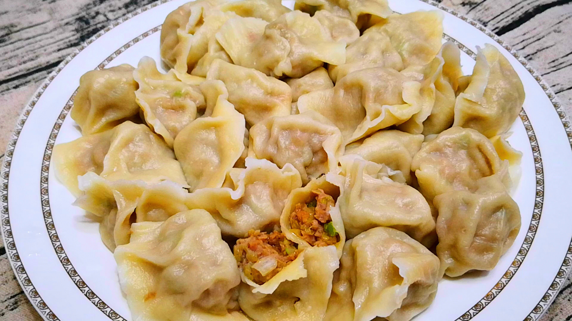 冻饺子怎么煮,用沸水还是开水教你正确做法,又鲜又香不破皮