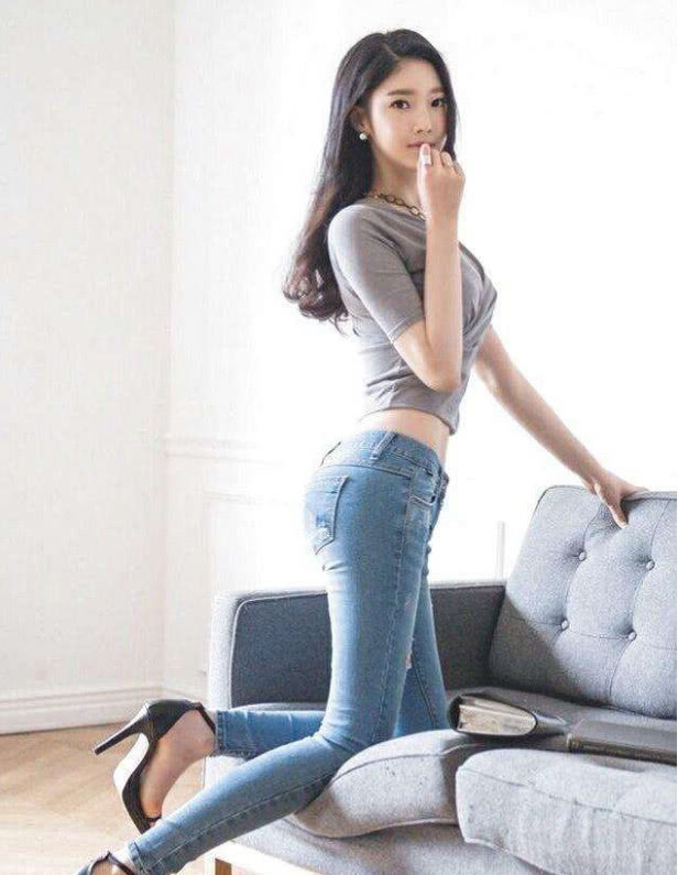 时尚 翰墨流离的牛仔裤，“烂大街”依旧干净利落，突显优雅时尚气质