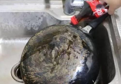 焕然一新|菜锅用久了，锅底黑垢厚又脏！只需1招，黑垢一擦就掉，焕然一新