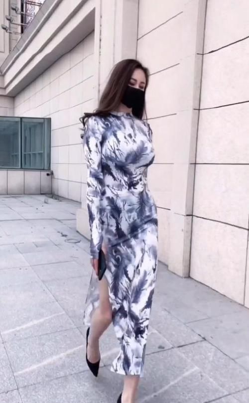  “山水画”风的连衣裙美女，独一无二的辨识度