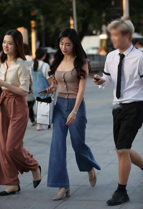 牛仔阔腿裤 潇洒飘逸的牛仔阔腿裤,质感轻薄,如何搭配更显时尚感?