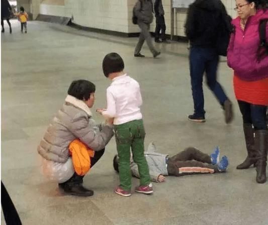 玩具|“我不买了,妈妈别打了”,6岁女孩痛哭求饶:失控父母到底有多可怕!