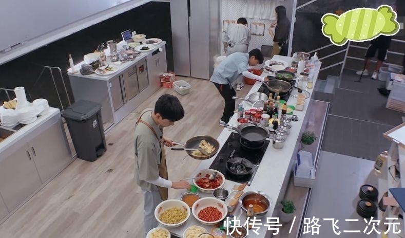 周也|《中餐厅5》营业，周也不扎头发接客，手忙脚乱背后是无奈