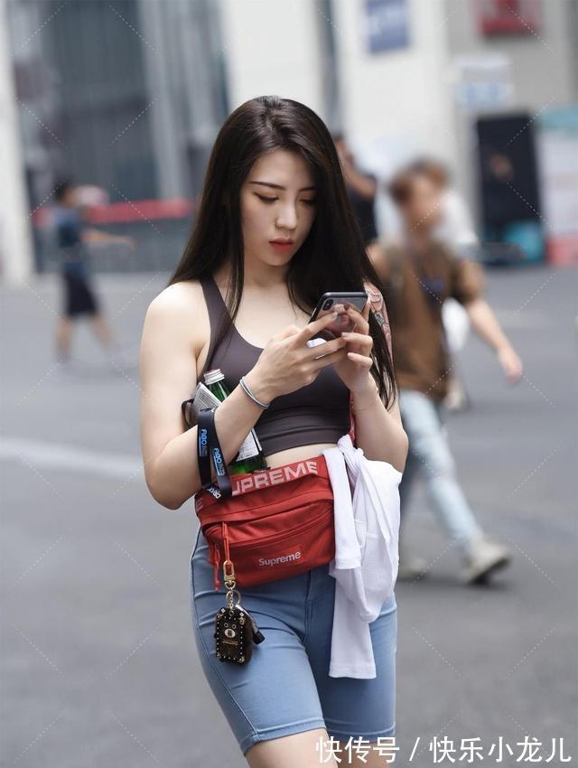 小姐姐 时尚简洁的打底裤,造型风格走在时尚前沿,随心所欲