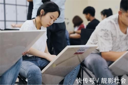 学霸$美术学霸作业火了,老师看完难辨真假,网友:太逼真了