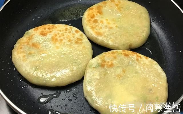 彩虹|一棵白菜,两碗面,烙出皮薄大馅,香喷喷的白菜饼,真香