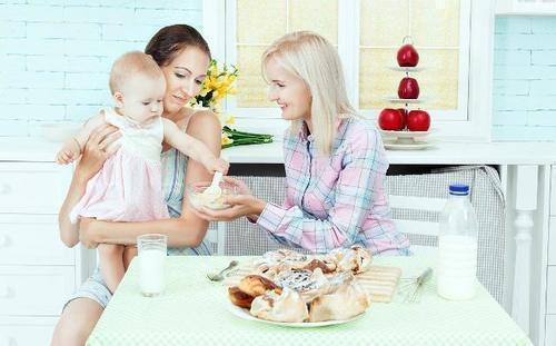 尿裤子|保姆带孩子从来都没尿湿过裤子,妈妈看家里监控,忍着眼泪报了警