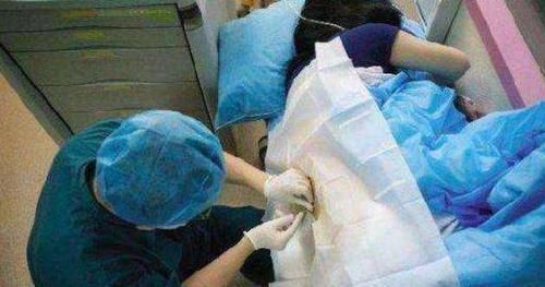 剖腹产|大学生妻子怀孕11个月还不生,医生强行剖腹产,娃出生后全家痛哭