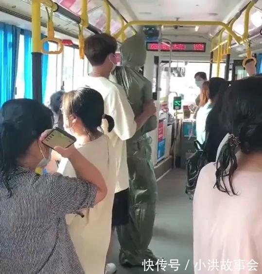 |段子成真!沈阳一男子网购人形“玩偶”,填错地址,商场大型社死