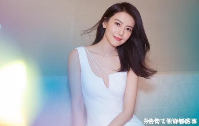 直发|圆脸的女生尽量避开中分,显脸大还俗气,这4款发型更适合你